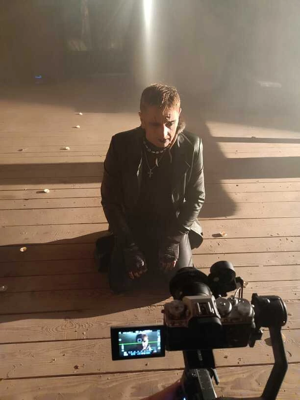 Chwile grozy na planie! Wokalista disco polo cudem uniknął śmierci
