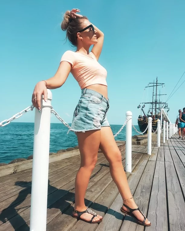 Cudowna gwiazda disco polo spędza urlop nad polskim morzem! Zobaczcie, jak bawi się wokalistka!  