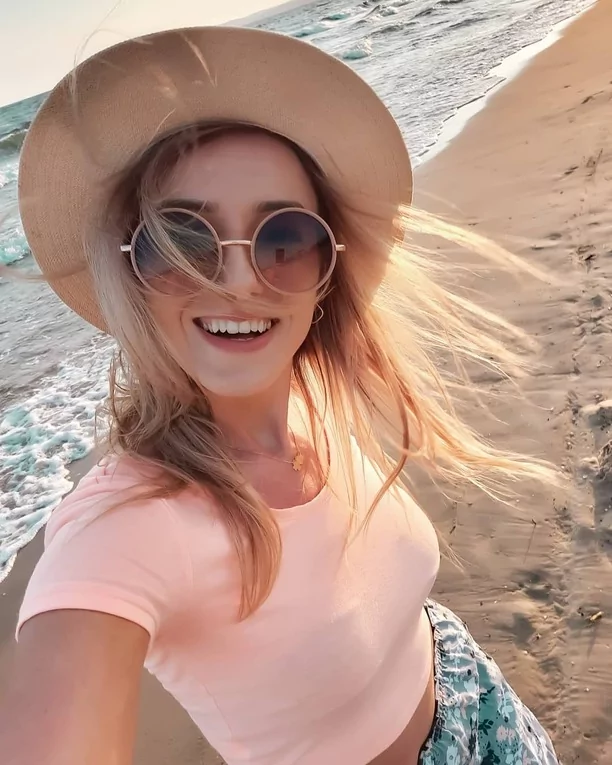 Cudowna gwiazda disco polo spędza urlop nad polskim morzem! Zobaczcie, jak bawi się wokalistka!  