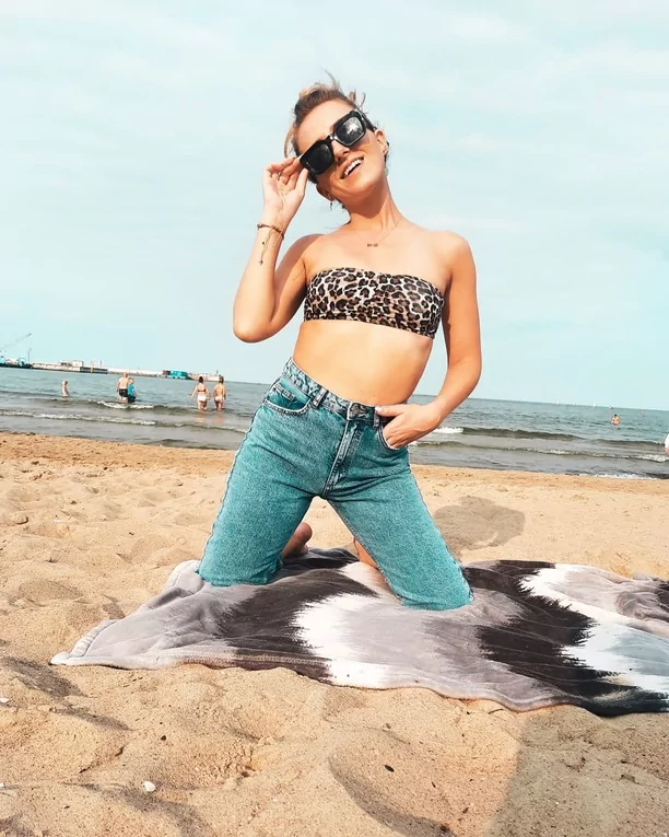 Cudowna gwiazda disco polo spędza urlop nad polskim morzem! Zobaczcie, jak bawi się wokalistka!  