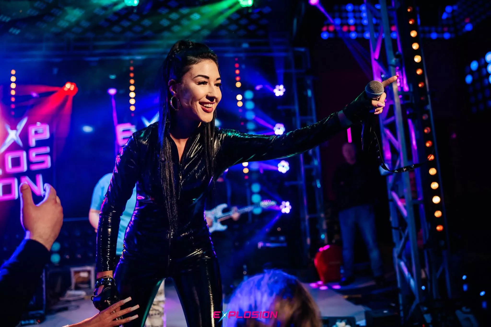 Czarny lateks, traperki i wysoki kucyk! Sylwia Kossakowska skradła show w warszawskim Explosion