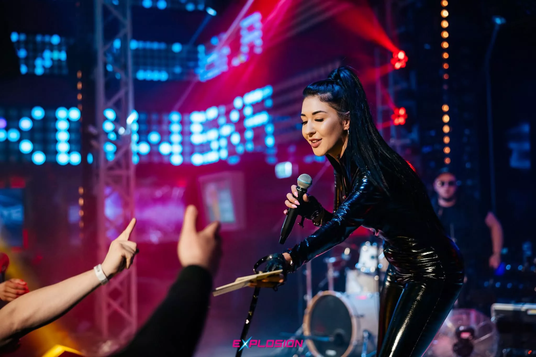 Czarny lateks, traperki i wysoki kucyk! Sylwia Kossakowska skradła show w warszawskim Explosion