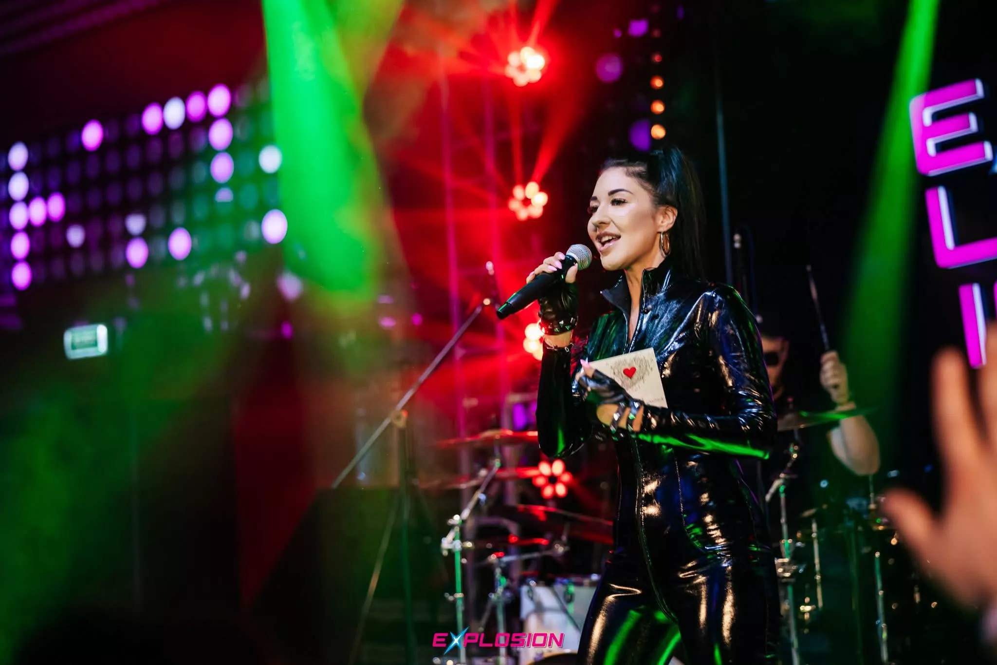 Czarny lateks, traperki i wysoki kucyk! Sylwia Kossakowska skradła show w warszawskim Explosion