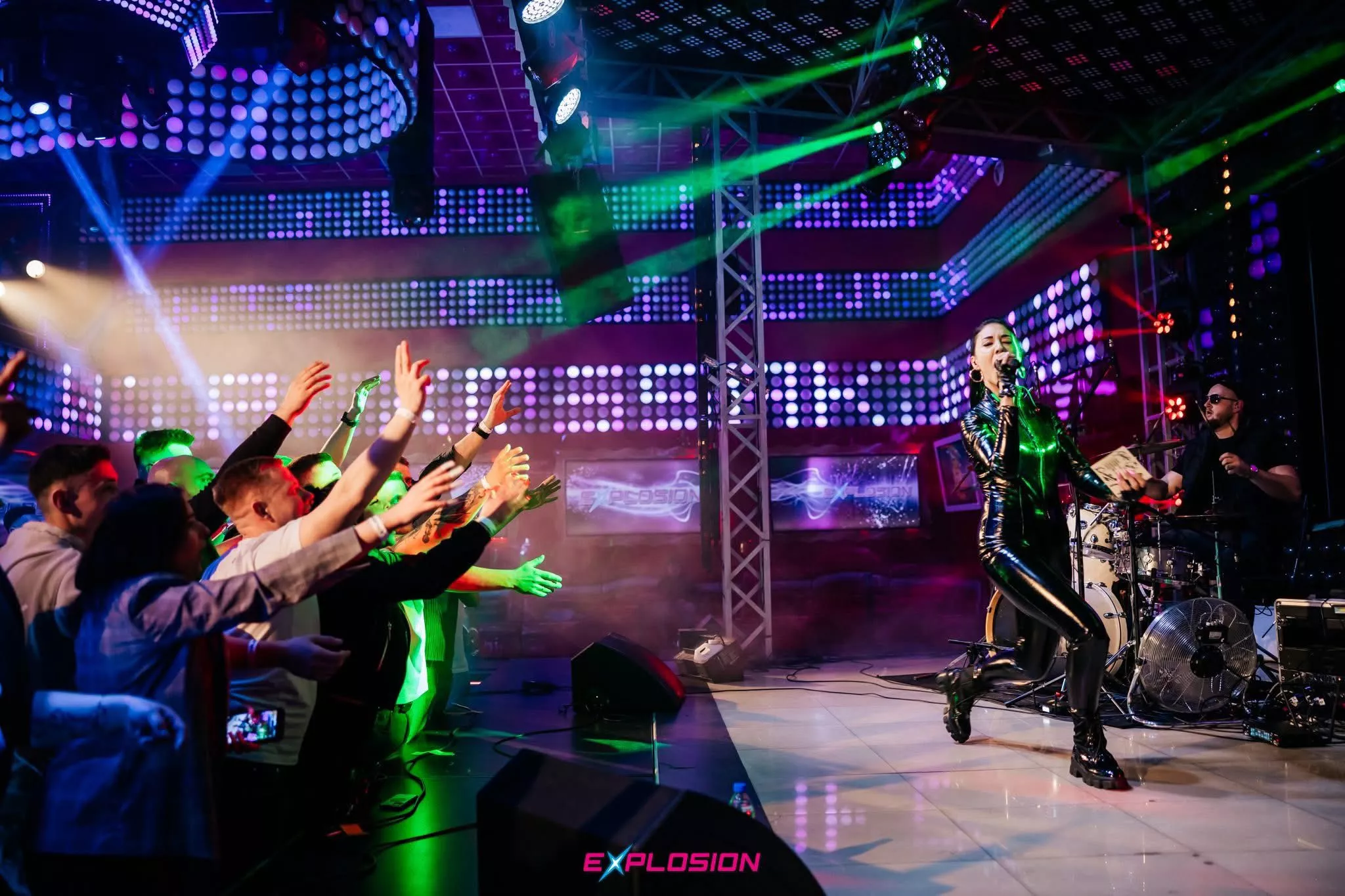 Czarny lateks, traperki i wysoki kucyk! Sylwia Kossakowska skradła show w warszawskim Explosion