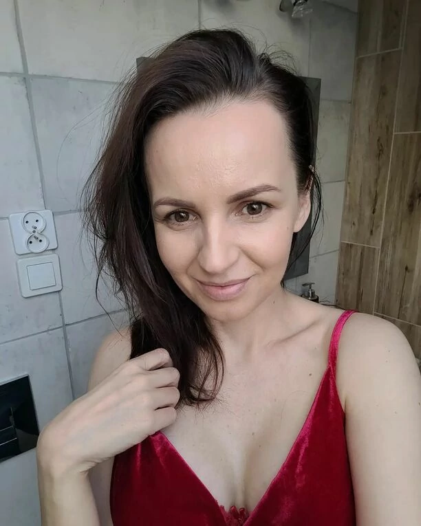 Przepiękna wokalistka disco polo kipi namiętnością! Czadowa Mamuśka śmiało odsłoniła wdzięki i rozgrzała fanów do czerwoności! W komentarzach poruszenie!