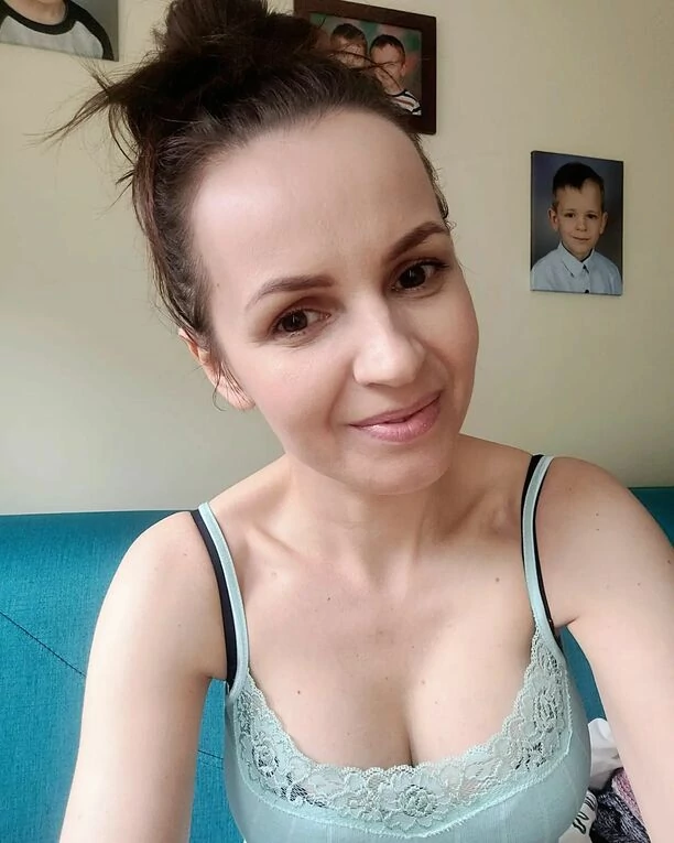 Przepiękna wokalistka disco polo kipi namiętnością! Czadowa Mamuśka śmiało odsłoniła wdzięki i rozgrzała fanów do czerwoności! W komentarzach poruszenie!