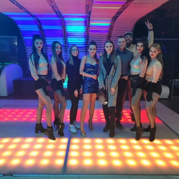 Przepiękna wokalistka disco polo kipi namiętnością! Czadowa Mamuśka śmiało odsłoniła wdzięki i rozgrzała fanów do czerwoności! W komentarzach poruszenie!