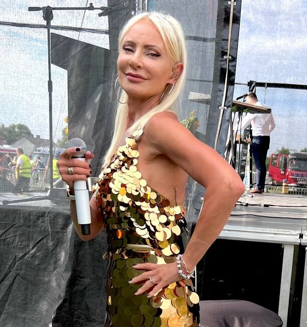 Uwielbiana Elwira Mejk na ustach wszystkich! Zobaczcie jak gwiazda disco polo ubrała się na koncert [Zdjęcia]