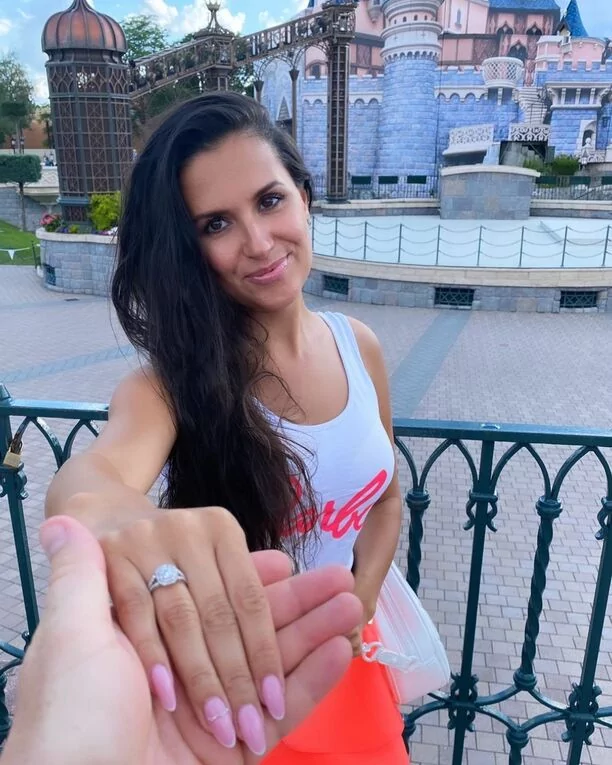 Wokalistka disco polo zaręczyła się w Parku Disneyland  w Paryżu! Zobaczcie pierścionek, jest Piękny! 