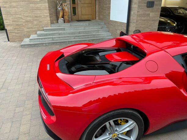 Radek Liszewski zaszalał! Jego Ferrari 296 GTB za ponad 1,5 miliona złotych robi furorę