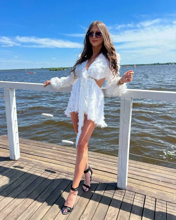 Jak się ubrać?! Wokalistka disco polo w odważnej stylizacji na komunii! Zobacz, jak wyglądała Twoja Dama | ZDJĘCIA