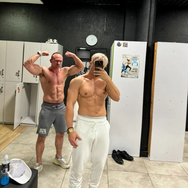 Skolim zachwyca zdjęciem bez koszulki – jego sześciopak robi furorę w internecie!