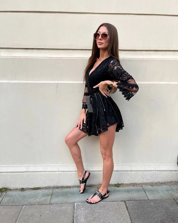 Młoda gwiazda disco polo zachwyca uśmiechem i długimi nogami!

