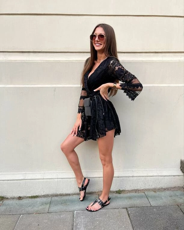 Młoda gwiazda disco polo zachwyca uśmiechem i długimi nogami!

