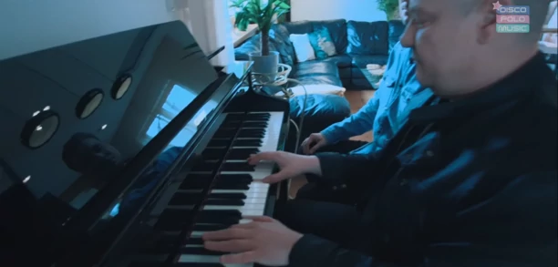 Jak mieszka Jorrgus? Sposób na oszczędność?! Gwiazdor disco polo mieszka w ekologicznym domu! Wszystkim steruje za pomocą  aplikacji! 