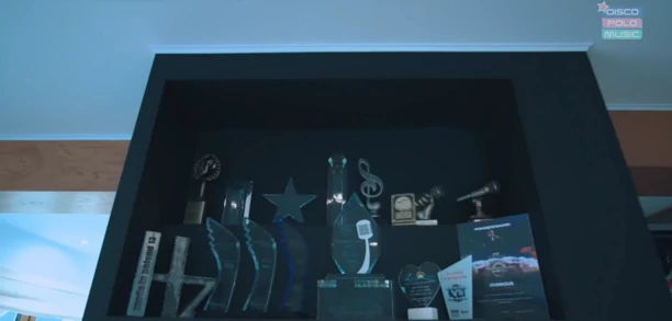 Jak mieszka Jorrgus? Sposób na oszczędność?! Gwiazdor disco polo mieszka w ekologicznym domu! Wszystkim steruje za pomocą  aplikacji! 