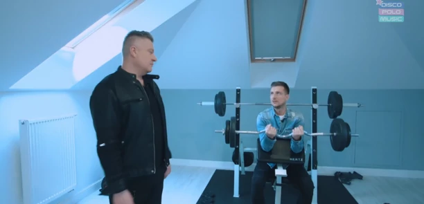 Jak mieszka Jorrgus? Sposób na oszczędność?! Gwiazdor disco polo mieszka w ekologicznym domu! Wszystkim steruje za pomocą  aplikacji! 