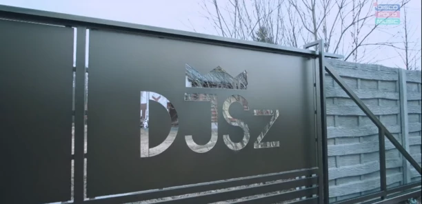 Jak mieszka Jorrgus? Sposób na oszczędność?! Gwiazdor disco polo mieszka w ekologicznym domu! Wszystkim steruje za pomocą  aplikacji! 