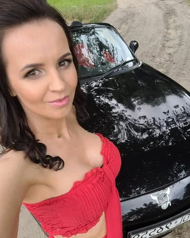 Znana wokalistka disco polo kusi odsłoniętym biustem w cekinowej kreacji! Gwiazda wzięła udział w sylwestrowo-świątecznej sesji! Jak wyszło?! 