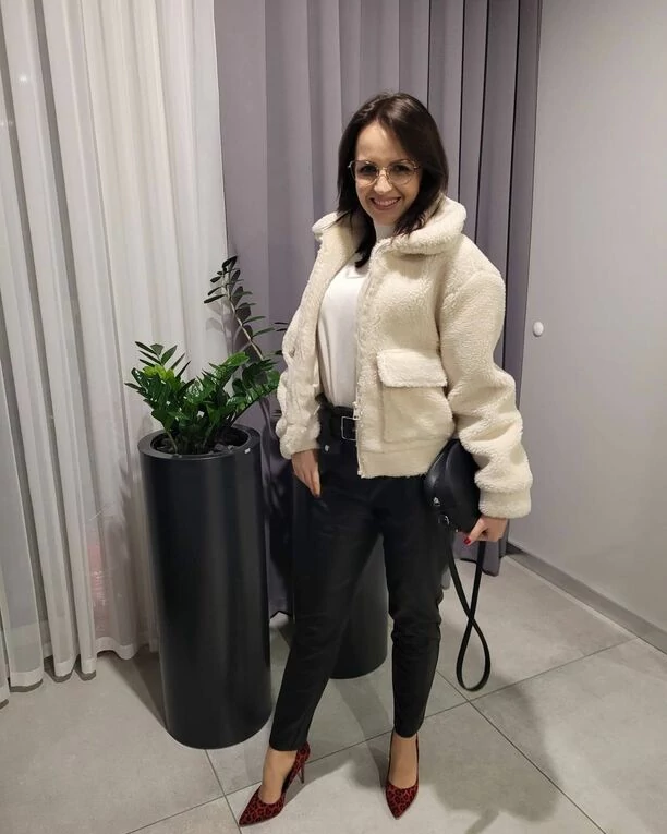 Znana wokalistka disco polo kusi odsłoniętym biustem w cekinowej kreacji! Gwiazda wzięła udział w sylwestrowo-świątecznej sesji! Jak wyszło?! 