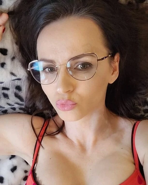 Znana wokalistka disco polo kusi odsłoniętym biustem w cekinowej kreacji! Gwiazda wzięła udział w sylwestrowo-świątecznej sesji! Jak wyszło?! 