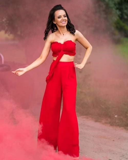 Znana wokalistka disco polo kusi odsłoniętym biustem w cekinowej kreacji! Gwiazda wzięła udział w sylwestrowo-świątecznej sesji! Jak wyszło?! 