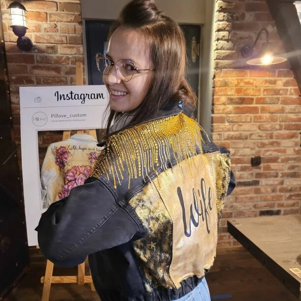 Znana wokalistka disco polo kusi odsłoniętym biustem w cekinowej kreacji! Gwiazda wzięła udział w sylwestrowo-świątecznej sesji! Jak wyszło?! 