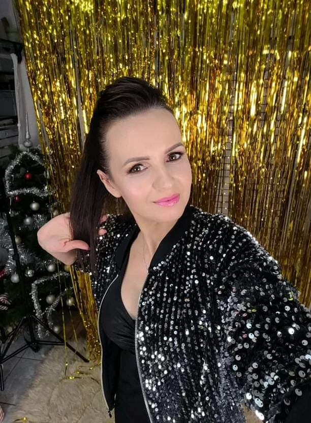 Znana wokalistka disco polo kusi odsłoniętym biustem w cekinowej kreacji! Gwiazda wzięła udział w sylwestrowo-świątecznej sesji! Jak wyszło?! 