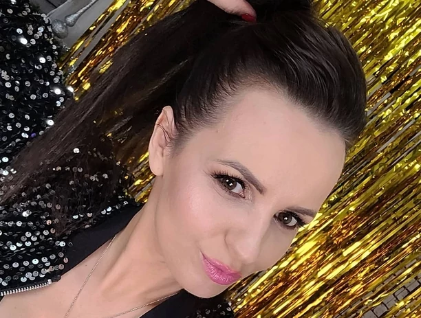 Znana wokalistka disco polo kusi odsłoniętym biustem w cekinowej kreacji! Gwiazda wzięła udział w sylwestrowo-świątecznej sesji! Jak wyszło?! 