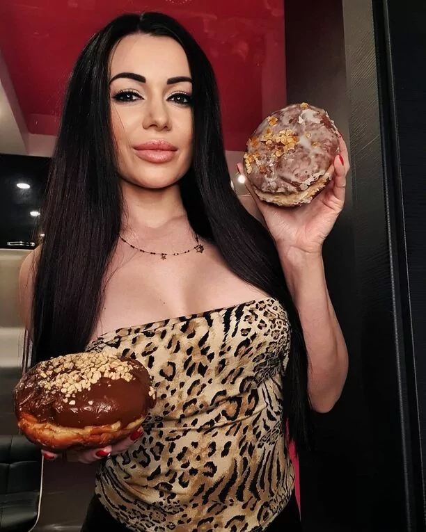 Zmysłowy Tłusty Czwartek w wykonaniu gwiazdy disco polo. Uwaga! Wyjątkowo drapieżne zdjęcie!