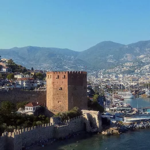 Zespół Korona wraca po latach! Nowy hit „Kochaj no, kochaj” już wkrótce – zobacz szczegóły i zdjęcia z teledysku!
