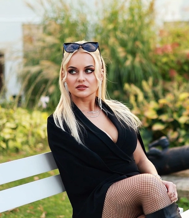 Ela Kliś rozpaliła internet! Gorące zdjęcie z głębokim dekoltem robi furorę