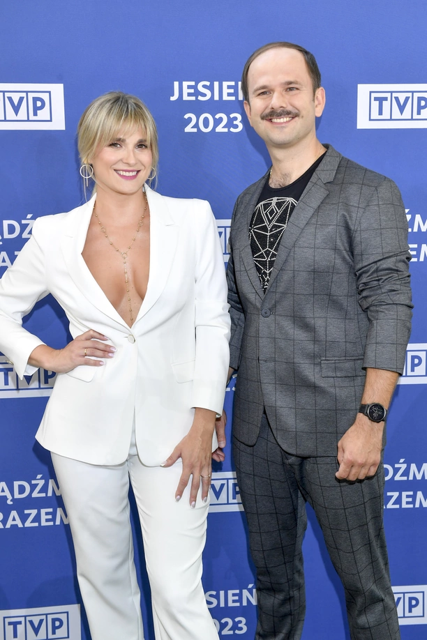 Dekolt na wierzchu! Magdalena Kajra Kajrowicz wygląda olśniewająco na jesiennej ramówce TVP!