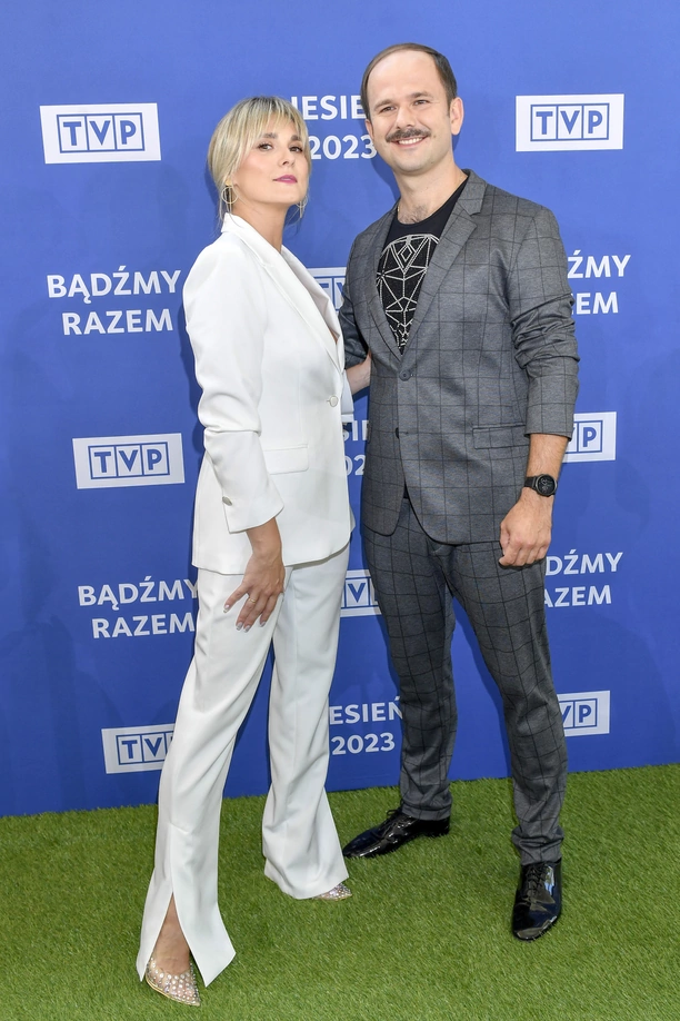 Dekolt na wierzchu! Magdalena Kajra Kajrowicz wygląda olśniewająco na jesiennej ramówce TVP!