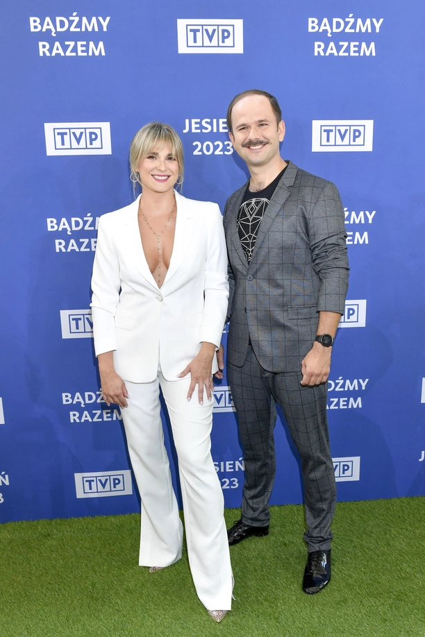 Dekolt na wierzchu! Magdalena Kajra Kajrowicz wygląda olśniewająco na jesiennej ramówce TVP!