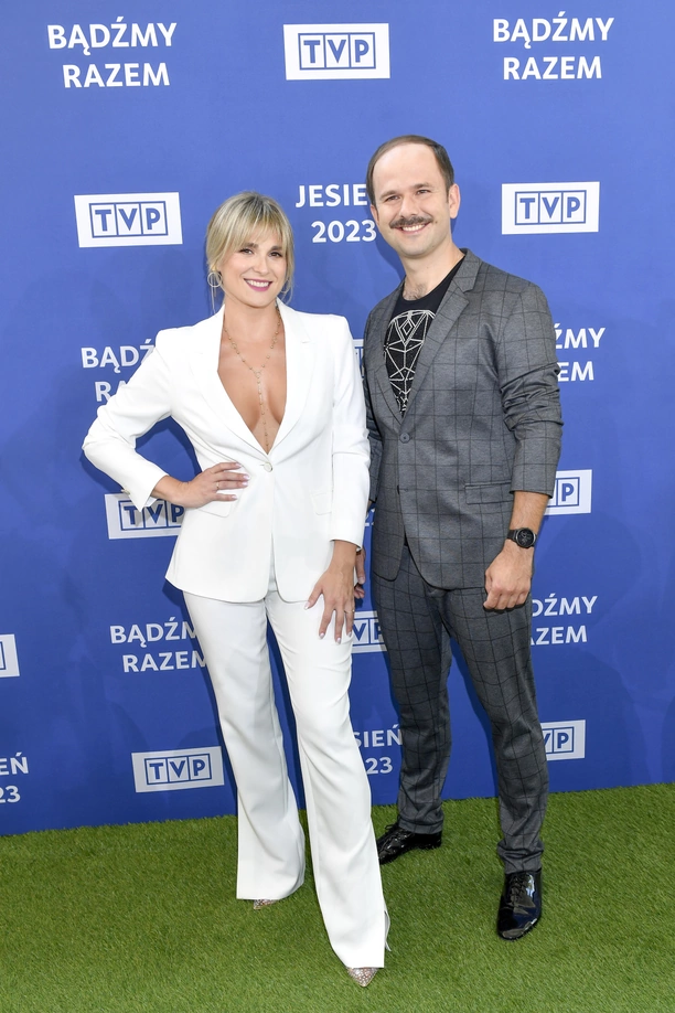 Dekolt na wierzchu! Magdalena Kajra Kajrowicz wygląda olśniewająco na jesiennej ramówce TVP!