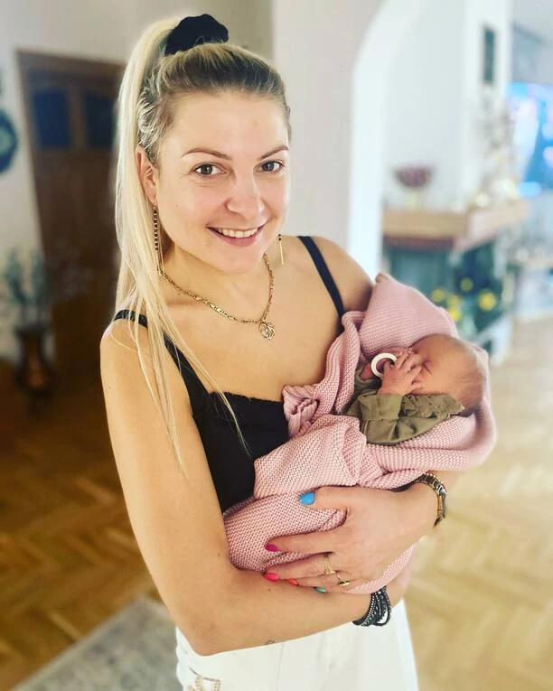 Magdalena Narożna pozuje z małym dzieckiem! Gwiazda disco polo przekazała radosną nowinę!