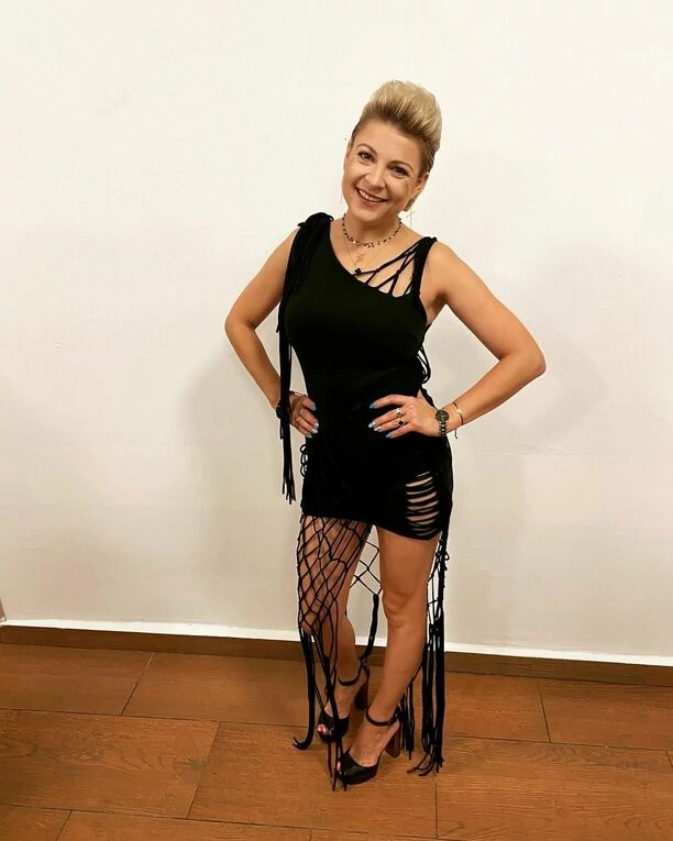 Cudowna Magda Naroża - Piękni i Młodzi pokazała długie nogi! Królowa disco polo to najpiękniejsza wokalistka?