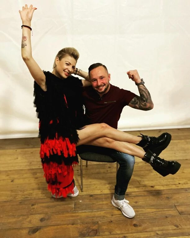 Cudowna Magda Naroża - Piękni i Młodzi pokazała długie nogi! Królowa disco polo to najpiękniejsza wokalistka?