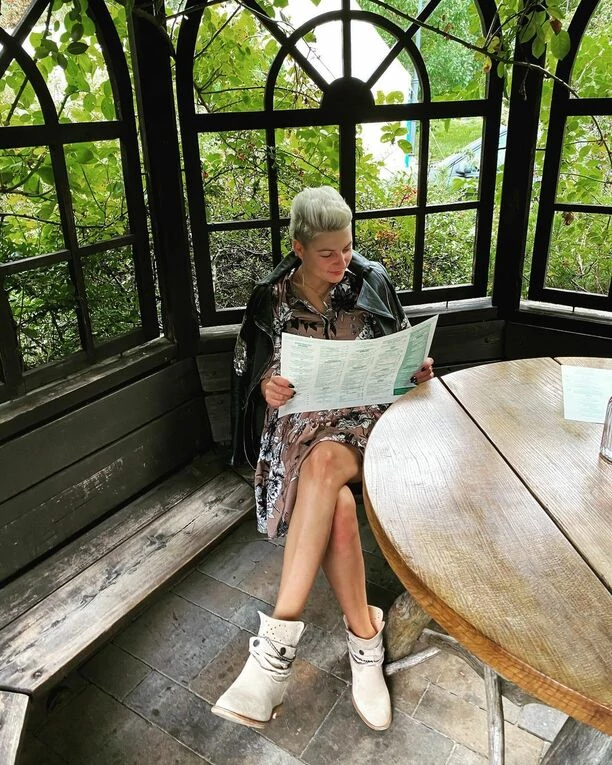 Cudowna Magda Naroża - Piękni i Młodzi pokazała długie nogi! Królowa disco polo to najpiękniejsza wokalistka?