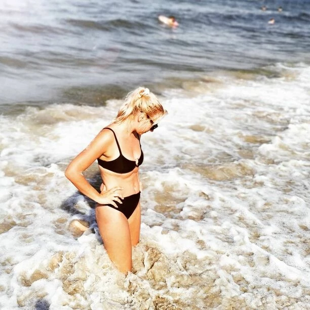 Córka Sławomira Świerzyńskiego - Bayer Full pozuje w skąpym bikini na wakacjach! Gorące zdjęcia artystki disco polo zachwyciły Internautów!