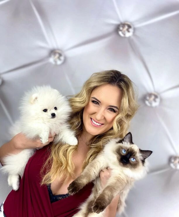 Uwagę zwraca biust gwiazdy!  Znana wokalistka disco polo kusi gorącym zdjęciem ze swoim pupilem!