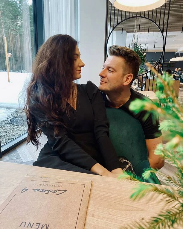 Żony wokalistów disco polo - piękne, utalentowane i pełne energii! Zobacz, jak wyglądają partnerki największych gwiazd tego gatunku!