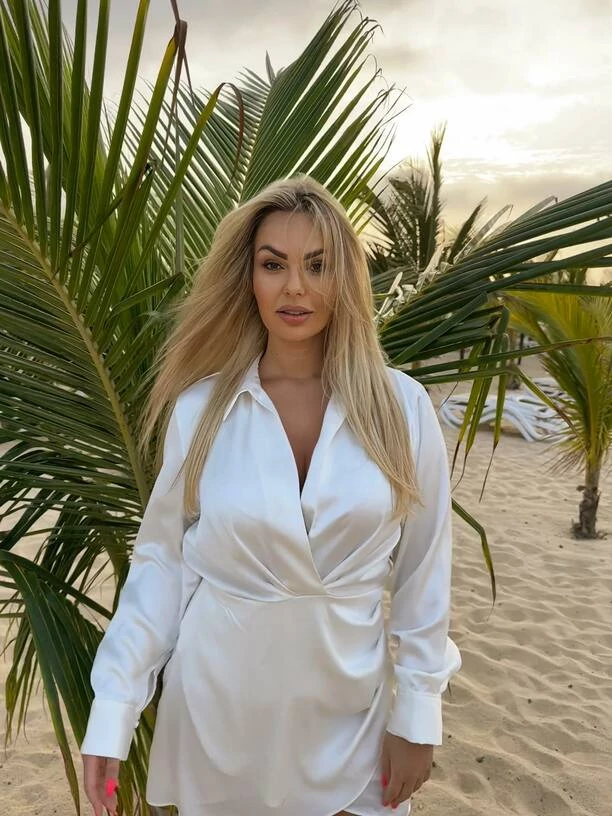 Gwiazda disco polo w gorącej sesji zdjęciowej na Wyspach Zielonego Przylądka! Ponętne zdjęcia Pauli Karpowicz!