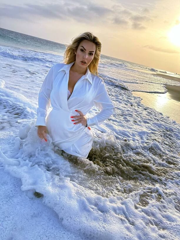 Gwiazda disco polo w gorącej sesji zdjęciowej na Wyspach Zielonego Przylądka! Ponętne zdjęcia Pauli Karpowicz!