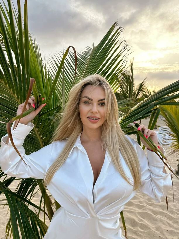 Gwiazda disco polo w gorącej sesji zdjęciowej na Wyspach Zielonego Przylądka! Ponętne zdjęcia Pauli Karpowicz!