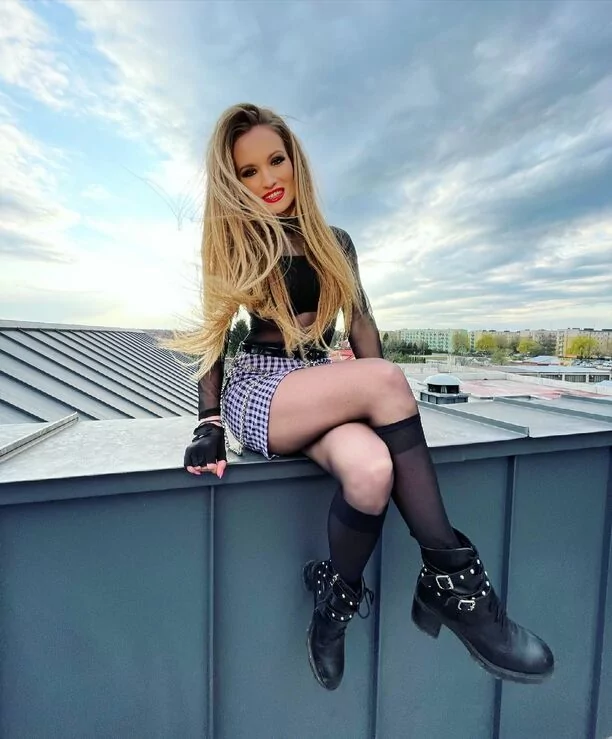 Gwiazda disco polo wygląda jak kocica! Niezwykle ponętna stylówka podbija serca fanów i nie tylko!