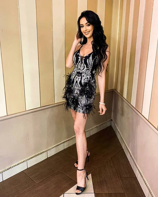 Śliczna wokalistka disco polo skradła show na weselu?! Uwagę zwracają jej zgrabne nogi! |FOTO|