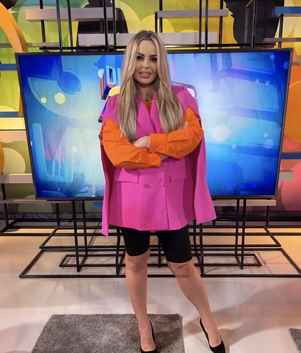 W sieci zawrzało! Uwielbiana wokalistka disco polo - Paula Karpowicz odsłoniła biust w internecie! Fani zachwyceni Jej figurą! 