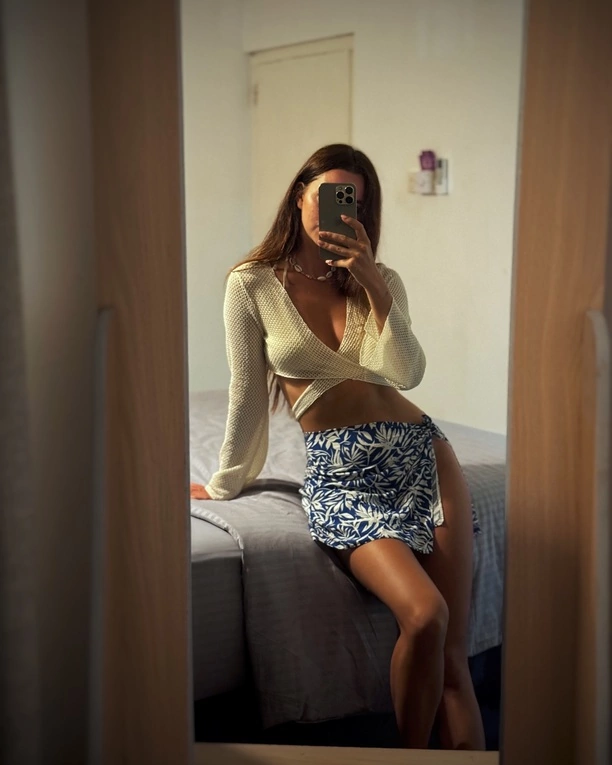 Angelika Żmijewska zachwyca fanów nową stylizacją! Krótka spódniczka i dekolt robią furorę w sieci

